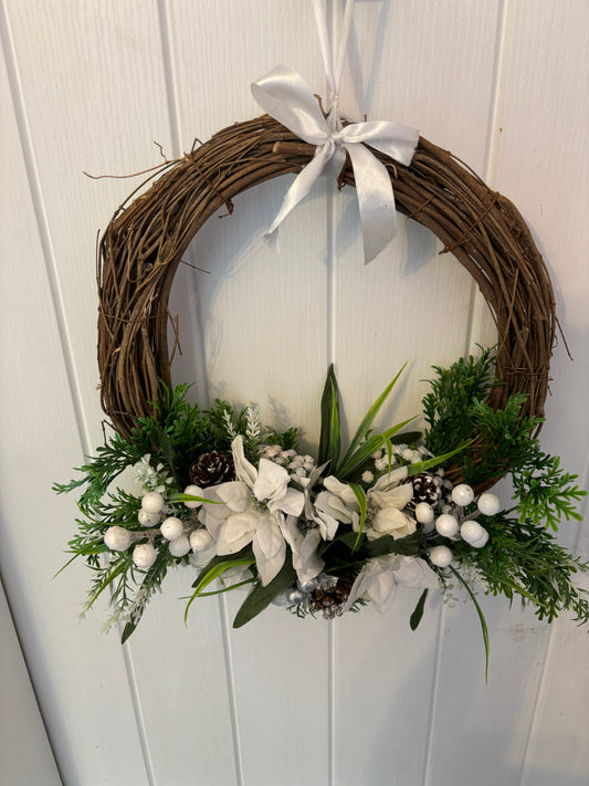 Xmas White/Gold Grspevine Wreath